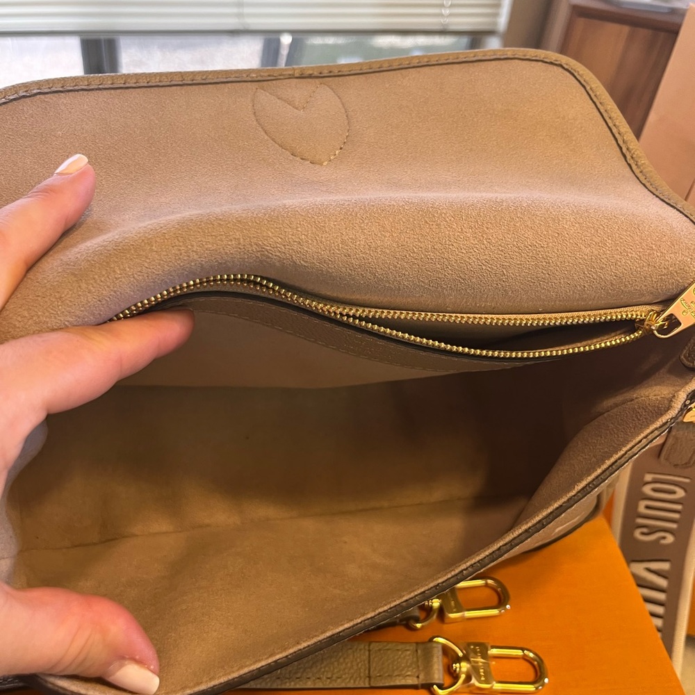 Louis Vuitton Diane beige/cream Monogram Shoulder Bag - Picture 4 of 10